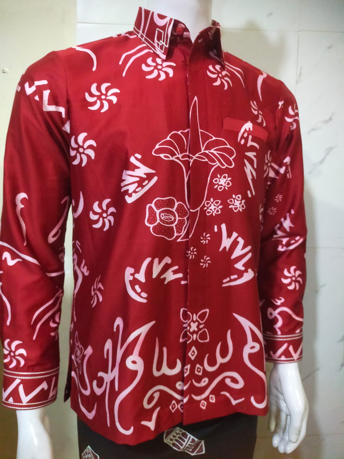 Kemeja batik merah putih